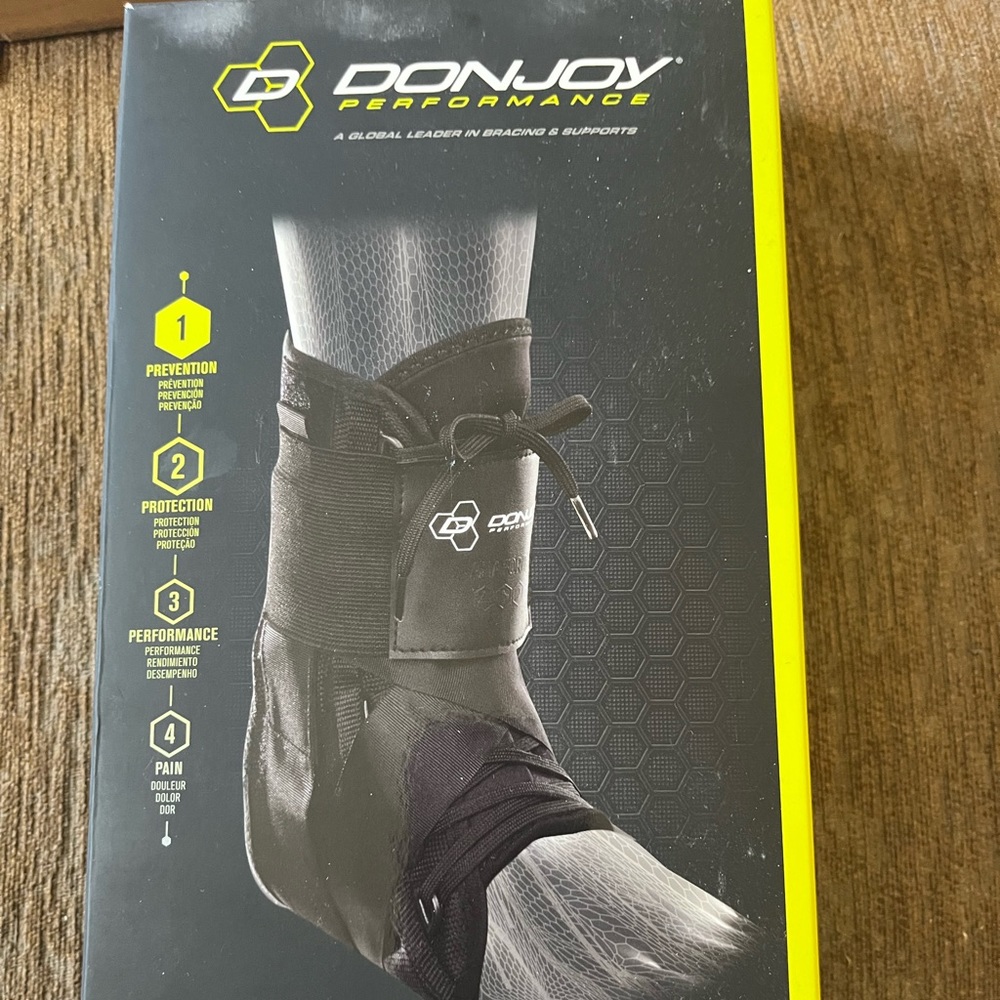 DONJOY PERFORMANCE LACE-UP ANKLE BRACE